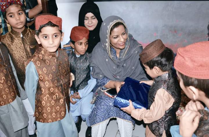 ZahidGhanbhir's tweet photo. پاکستان پیپلز پارٹی کی مرکزی رہنما اور رکن قومی اسمبلی ڈاکٹر نفیسہ شاہ صاحبہ سویٹ ہوم پہنچ کر معصوم بچوں سے ملاقات کرکے ان میں عید کے تحائف تقسیم کیے اور ان کے ساتھ افطاری کی۔
زندگی بسر کرنے کا انداز ایسا جو دل کو تسکین ملے اور روح کو سکون آئے۔
@ShahNafisa ❤️🖤💚
#Khairpur #NA208 https://t.co/7dfzea0dN4