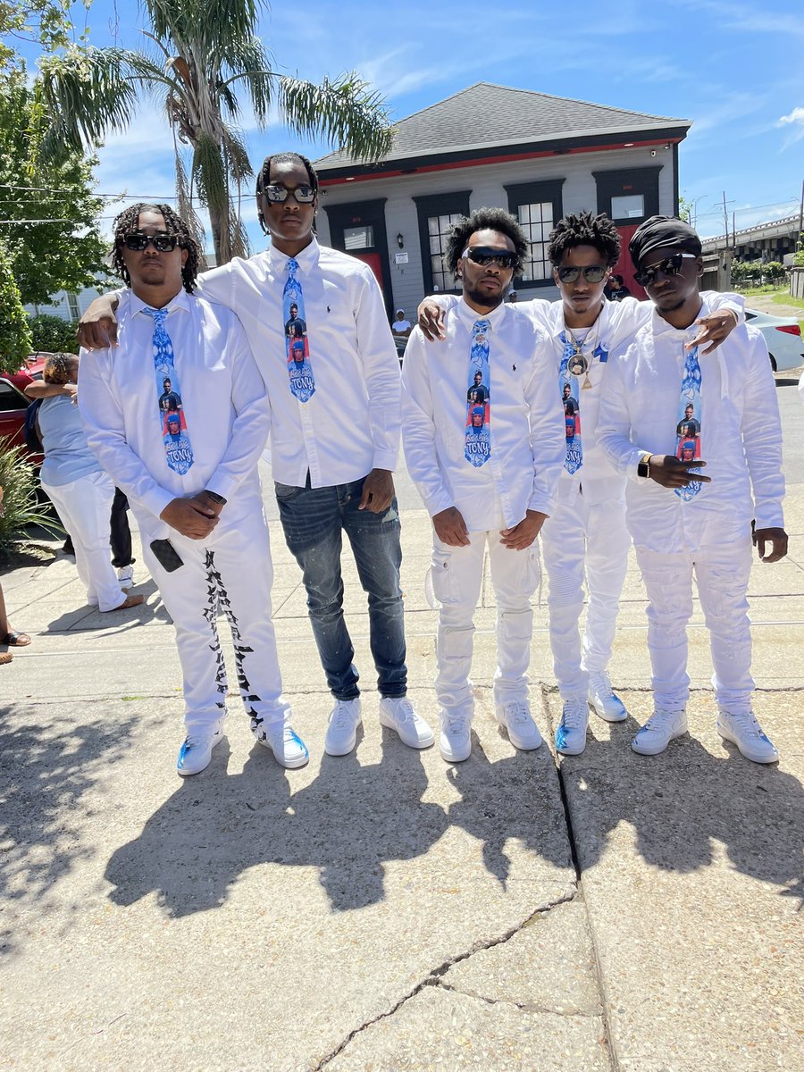 LahChino5's tweet photo. Lost my brother wayyy too soon I’ll never be the same but I’m forever Spazzin in your name I love you forever brudda💔💔… #LLSPAZZ🕊️💔 https://t.co/d4tzk73U2Q