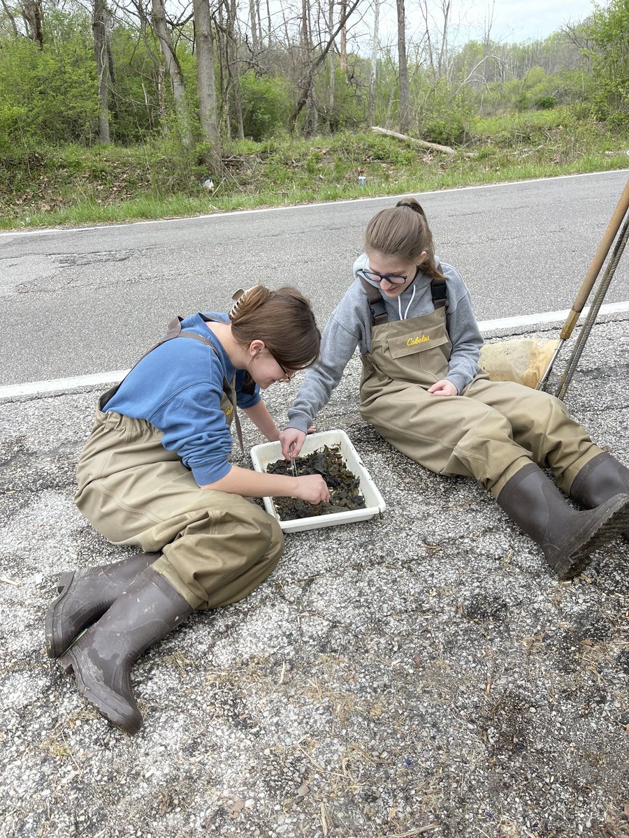Another #fieldlabfriday post <a href="/IUONeill/">O'Neill School of Public and Environmental Affairs</a> <a href="/IULimnologyLab/">IU O’Neill Limnology Lab</a> we had a great day sampling an urban stream and collecting our leaf littler decomposition study. Looking forward to electrifying this stream next week!