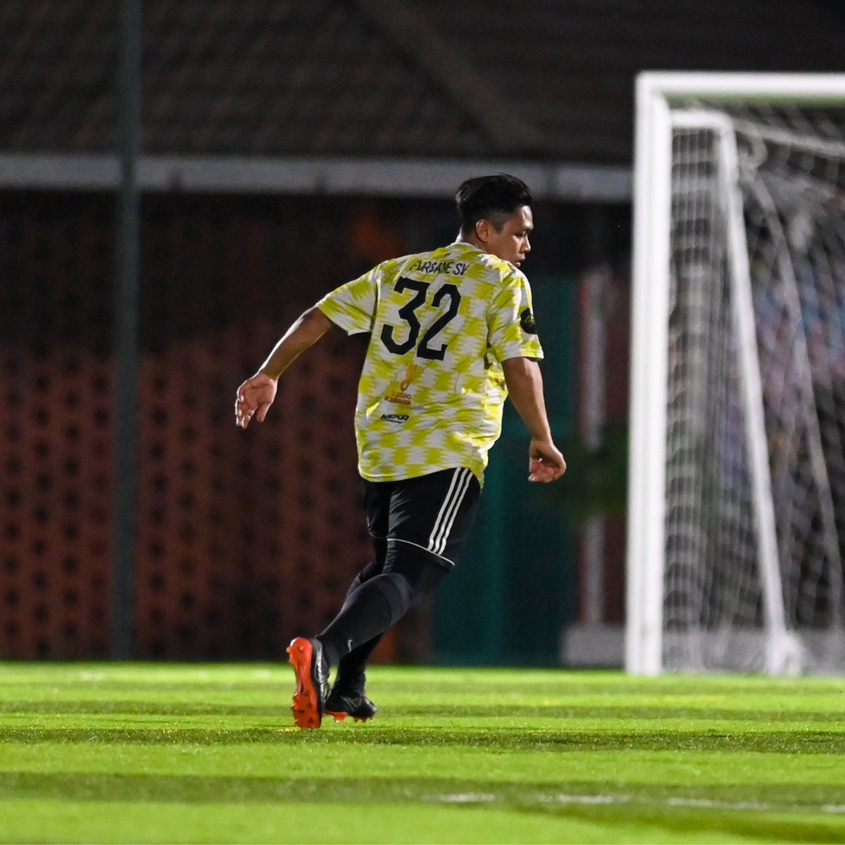 GjieArlis's tweet photo. @thejoezakaria 30 and up Twitter, drop a picture with your age.

Jersi je no. 32, tp dah 38. Jersi asal no. 2 dah tak muat🤭 https://t.co/GNBgU2oONY