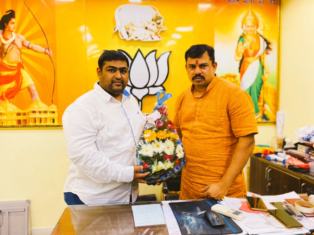 Dave60Hardik's tweet photo. गौ भक्त, गोशामहल विधायक @TigerRajaSingh जी को जन्मदिन की हार्दिक शुभकामनाएं। 
ईश्वर से मैं प्रार्थना करता हूं कि आपको जीवन में अच्छा स्वास्थ्य, उन्नति और हमेशा खुशहाली दे।
जन्मदिन की हार्दिक शुभकामनाये 💐 @TigerRajaSingh https://t.co/GU09bkHcvm