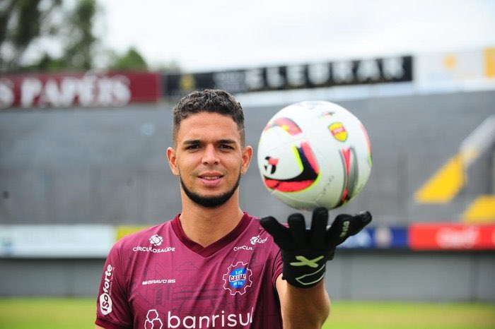 Mais um. Além do atacante Nicolas, o Ceará segue firme no mercado e encaminha o acerto com o goleiro Bruno Ferreira, vice-campeão gaúcho pelo Caxias. Se inscreva no canal Deo Luis!!! youtube.com/@canaldeoluis Me siga no Twitter: @deoluisreporter Instagram: @deoluisreporter