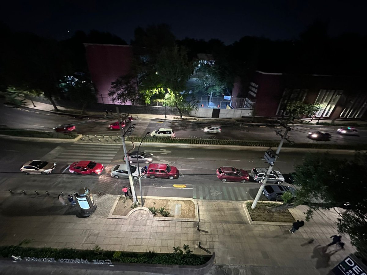 MoyBond's tweet photo. @SSC_CDMX @UCS_GCDMX buenas noches, sobre México Tacuba casi en el Metro normal, hay una fila de autos estacionados sobre la calle, infringiendo el reglamento de tránsito. Por favor su ayuda, con el retiro de esas unidades, son más de 20 autos. https://t.co/YHhJW9tYFV