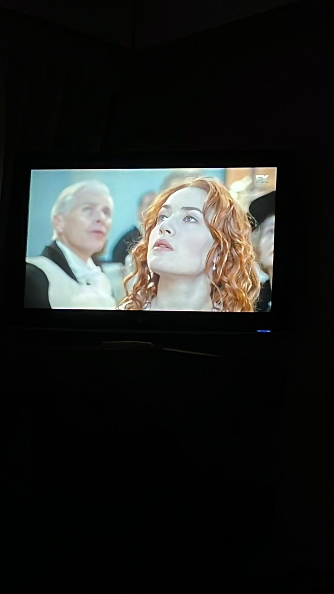 Disfrutando un poco del cable nacional en la prestigiosa cadena de hoteles, Solanas de Rosario. Titanic, una película de romance y drama. Doblada al idioma del habla hispano/castellano, obviamente. 

¿¡HAY ALGUIEN AQUI CON VIDA?!