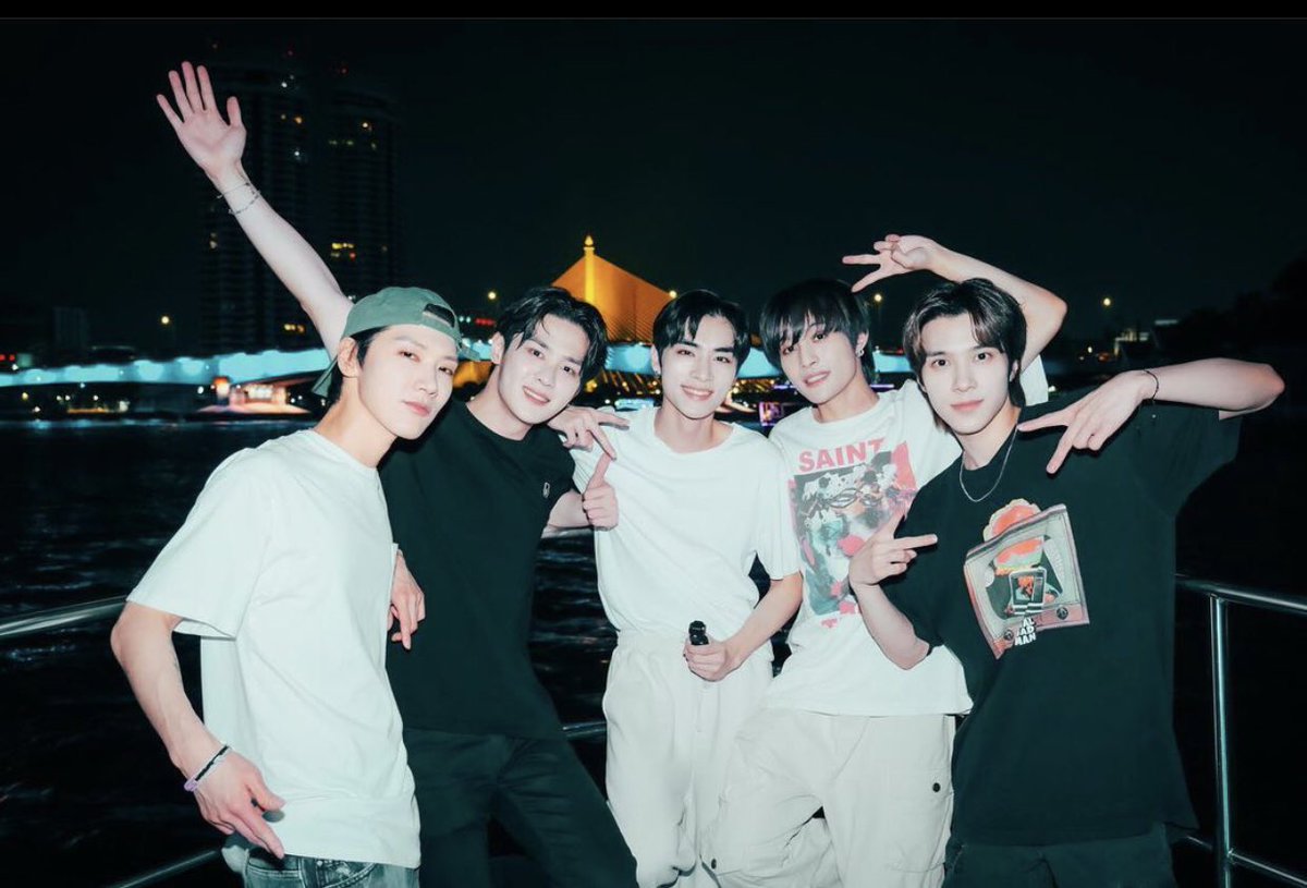 derylite's tweet photo. these wayv group photos >>> https://t.co/yiPvz7L2W6