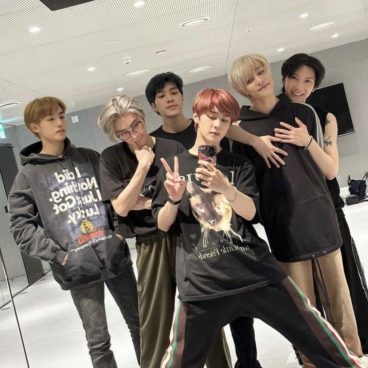 derylite's tweet photo. these wayv group photos >>> https://t.co/yiPvz7L2W6