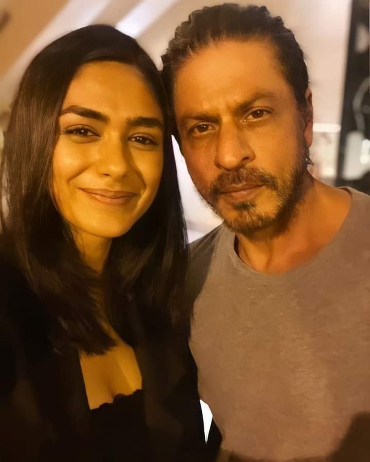 Queen #MrunalThakur desrcibed King #ShahRukhKhan𓀠 in one word as 'GOD' in the recent #AskMrunal session. 🥹❤️‍🔥🫠
#SRK𓃵 is no longer just a film star, he's considered as GOD by young self-made actors (who've toiled hard like him to become successful) & his millions of fans. 🛐