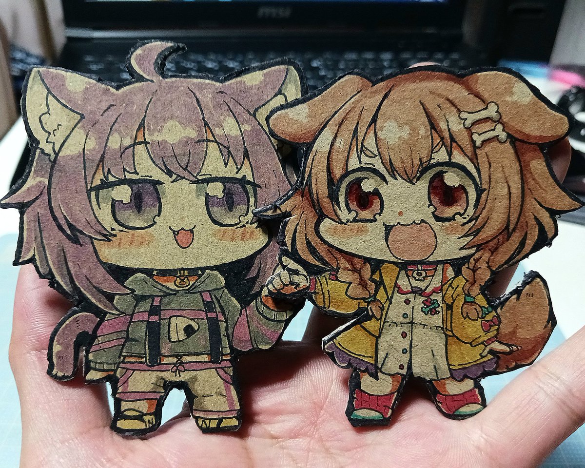 戌神ころね ,猫又おかゆ 「ダンボールをチョキチョキしてキュッキュッと絵を描けば手の平の上におかころを作れる」|股漏（またろう）のイラスト