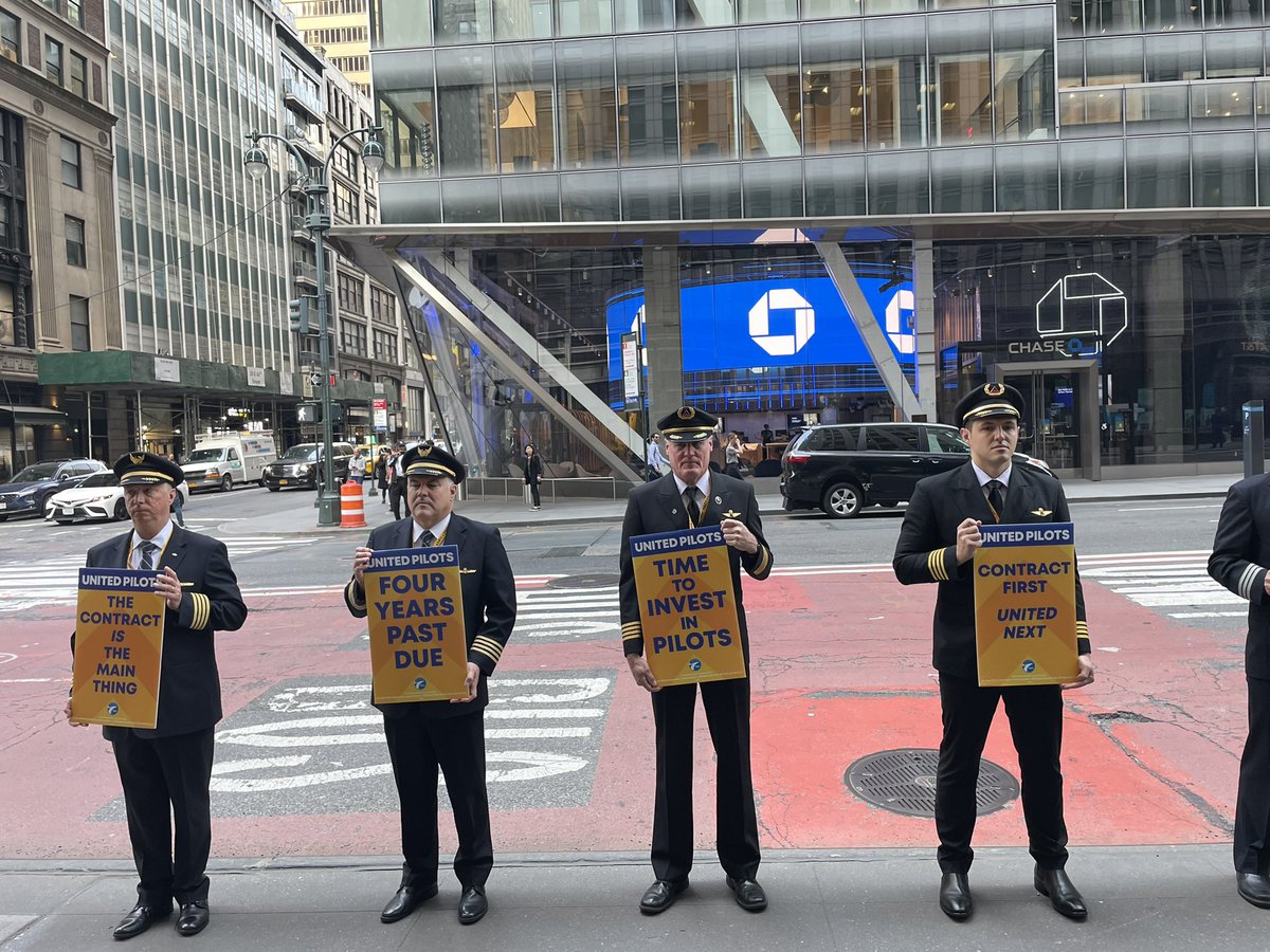 slflyhi's tweet image. Our sincere appreciation and gratitude to @Delta_Pilots for standing with @UnitedPilots today as we sent a strong message to @united &amp;amp; @jpmorgan that all @ALPAPilots have had enough of management games &amp;amp; delays.