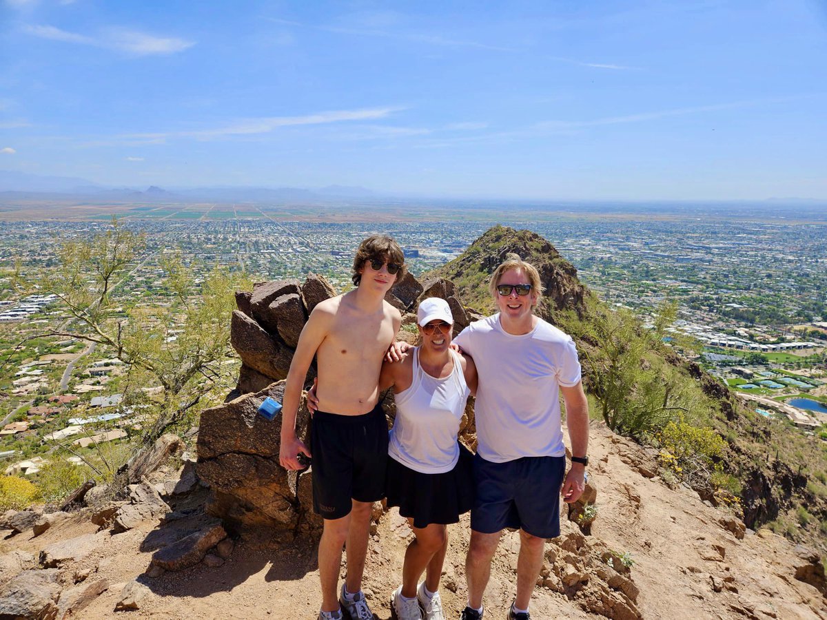 LisaLongball's tweet image. Had an awesome time today hiking #CamelbackMountain in #Phoenix #Arizona. 🌵We took Cholla Trail which gains about 1350 feet over 1.47 miles. It offers stunning views of Phoenix &amp;amp; Scottsdale. 🥾 👀