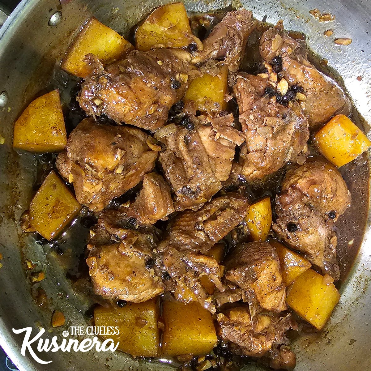 ElsbethLSE's tweet image. #ChickenAdobo by The #CluelessKusinera - one of the regulars in my #MenuRotation 😁

I like putting potatoes, be it adobo or asado. 😋😋😋

#LovePotato #HomeCooking #HomecookedMeals #PinoyRecipes #ChickenRecipes