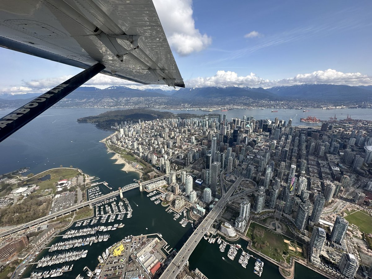 #wingFriday and a flight with <a href="/HarbourAirLtd/">Harbour Air</a> over Vancouver in one of their DHC-3 turbo otters. A big round of applause for the pilot who invited a kid to sit up front for the flight. 👏