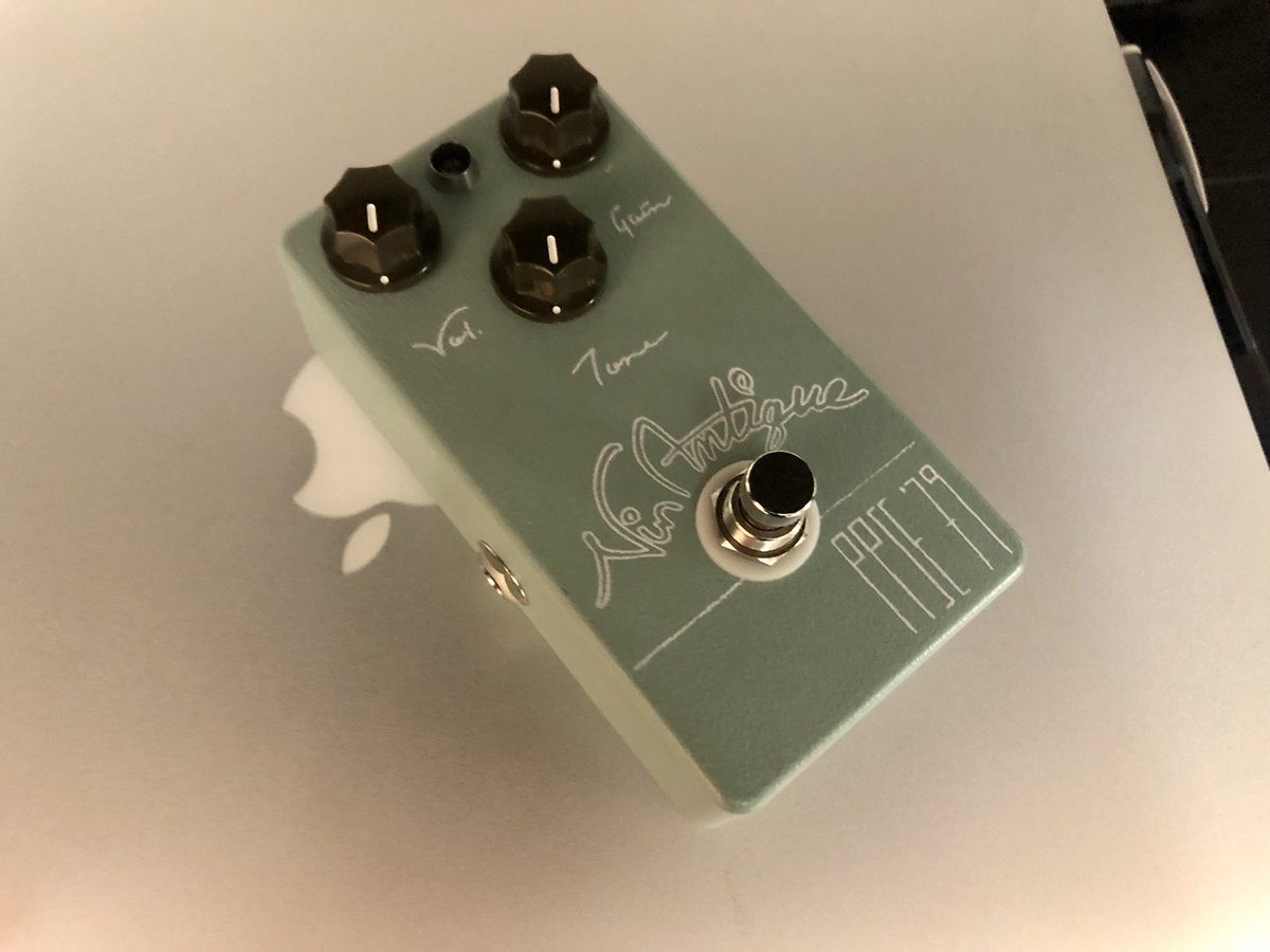 DERESCO911's tweet photo. 第22回　THE effector

Vin-Antique PPSE'79 ver2 limited

本当にレベルの高いエフェクター
toneを回せばプレゼンスが⤴️感じで抜ける音に‼️

すっごく使い易いTS系です

限定モデルは、ノブがモスグリーンでめちゃ可愛い😍エフェクター
値段もヤバイ安さ💰

#エフェクター
#VinAntique 
#ppse79 https://t.co/n846qj2by9