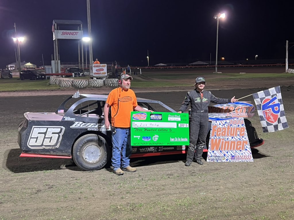 FarmerCityRacin's tweet photo. “Puttin on the Reitz” Zane Reitz wins the @DIRTcarRacing Stock Car feature event! #FridayNightLights https://t.co/X55GsxGUPZ