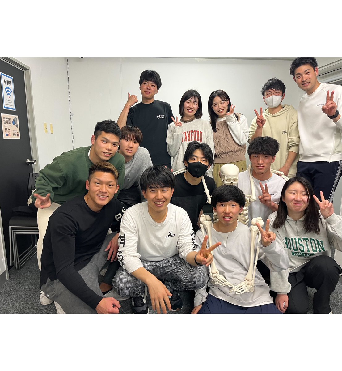 BNM83174815's tweet photo. 先日、学生さんや社会人にセミナーを開催しました✨

このセミナーは技術をメインとした内容です😎

我々もまだまだ見習う事も多いですが、施術家としての更なる成長ができると思うと楽しみで仕方がないです😁💪

次回の開催は4月28日(金)です☝️
ご興味のある方はDMにて承ります！✨ https://t.co/gXHNFf69qj