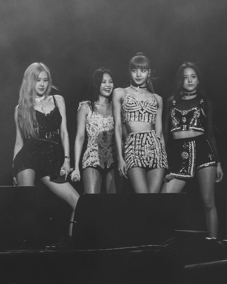 bpink_black's tweet photo. I bet these mothers are going to serve again at coachella but more powerfully this time 🔥🔥…

#PINKCHELLA #BLACKPINK https://t.co/7vdmxdwMbF
