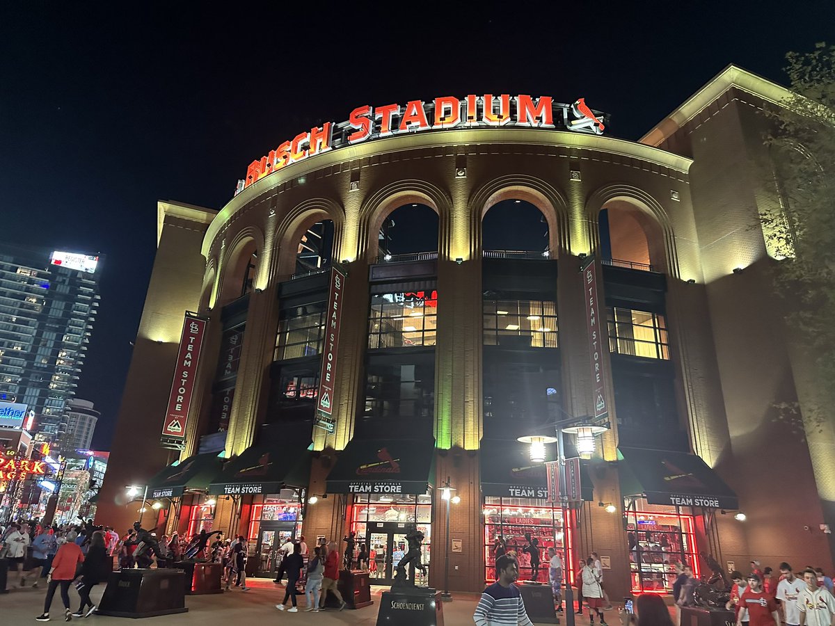 After the RTM workshop, the <a href="/SimsiInc/">Simsi</a> team joined friends from <a href="/PolicingEquity/">Policing Equity</a> &amp; the City of #StLouis at the Cardinals game. They won! 

Looking forward to returning &amp; continuing to work w the newly established STL Public Safety Collaborative: ksdk.com/article/news/c…

Onward!