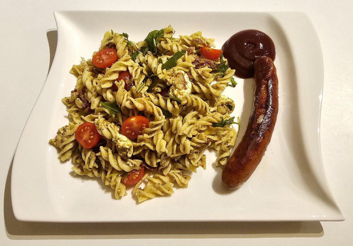 Antschie79's tweet photo. Zum Glück habe ich gestern morgen schon den Nudel-Pesto-Salat fertig gemacht. So musste ich nach der Spätschicht nur noch die Bratwurst braten 😊 https://t.co/J9SgbX37nU