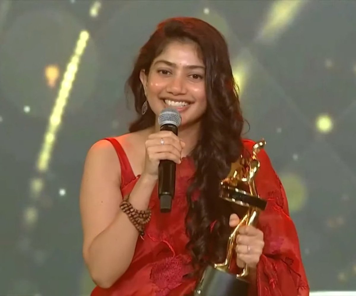 CONGRATULATIONS 🎉💐@Sai_Pallavi92 ❣️won BEST ACTRESS AWARD for #Gargi at CCA awards...Not Only an Award, She won HEARTS all over again with her HUMBLE award Acceptance Speech🙏❤️

 So Proud of You👑🤍
#SaiPallavi #CriticsChoiceAwards