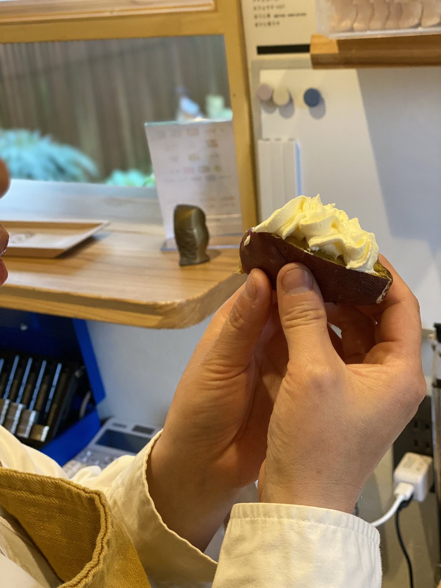 土日勤務のスタッフN氏。裏メニューのマスカルポーネホイップ乗せを食べて悶絶✨美味すぎるんです🍠✨