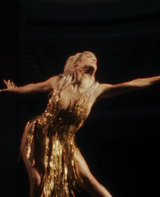 dangerousbrava's tweet photo. Y después sigue “Bailo como Britney, visto como Cher”. En el video, Lali utiliza un vestido muy similar al Bob Mackie que Cher usó por 1978. Que baila como Britney no hay que no aclararlo.

En general el video y la canción tienen esa vibra de los 2000s a los que Lali apuntaba https://t.co/JlcuFxEEuV