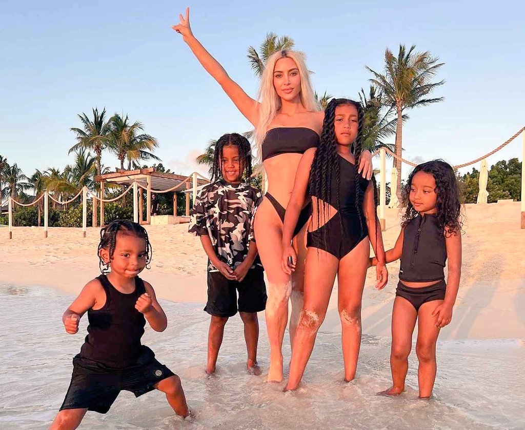 x_PinkDiamond's tweet photo. Punta Cana with family @AmberMonroexo @CallUsDiamonds https://t.co/WOYffa0bqs
