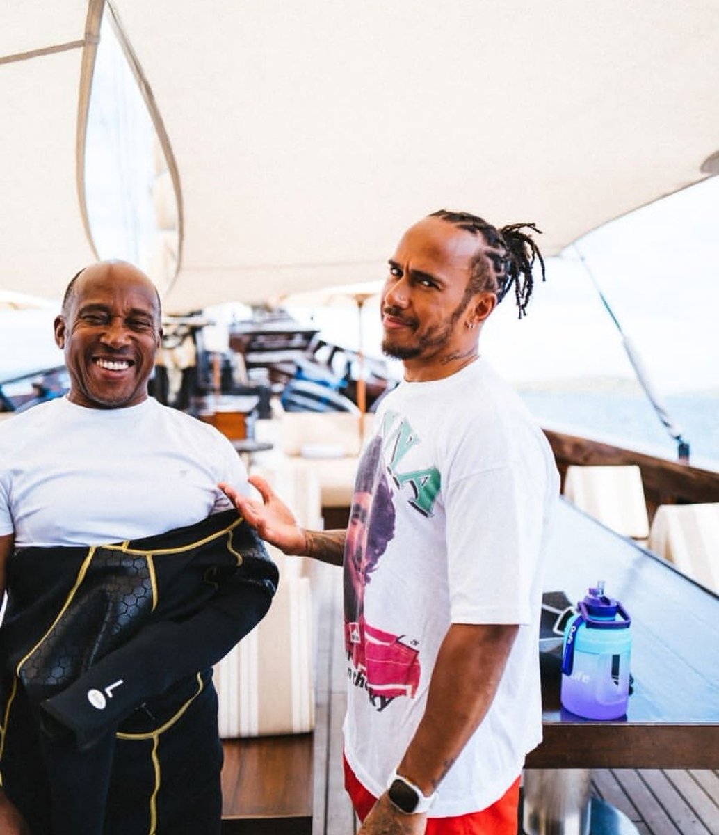 44Hamiltonn's tweet photo. family is everything ~

#lewishamilton #Hamilton #sirhamilton #Mercedes #explore #Tendencias #tendencia https://t.co/QtieO0Ztga