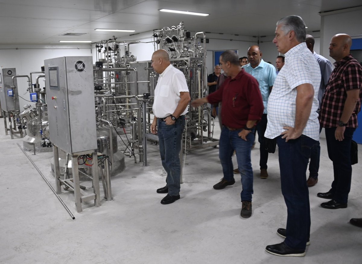 En recorrido del Presidente de #Cuba🇨🇺, <a href="/DiazCanelB/">Miguel Díaz-Canel Bermúdez</a>, <a href="/DrRobertoMOjeda/">Dr. Roberto Morales Ojeda</a> y miembro del Buró Político y Secretario del Comité Central del <a href="/PartidoPCC/">Partido Comunista de Cuba</a> por áreas industriales, productivas y comunitarias en #VillaClara constataron la voluntad del pueblo de trabajar ante las dificultades