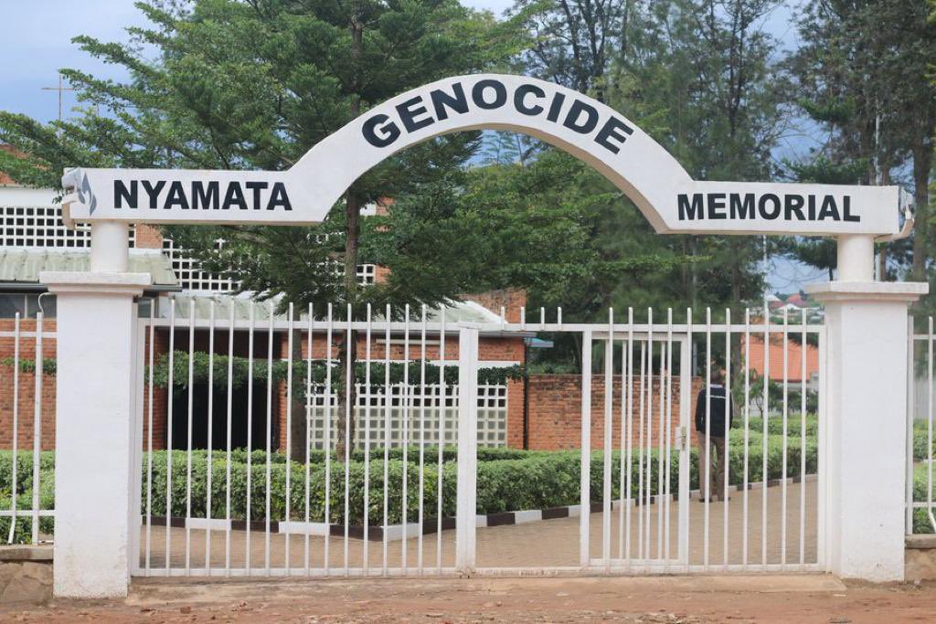 #BugeseraTuribuka kuwa 15/04/1994, “Hari kuwa gatanu, haje igitero cyarimo abasirikare baturutse i Gako, interahamwe zari zambaye imyenda yazo y’ibitenge, n’abaturage bambaye amashara kugirango babashe kwitandukanya n’abari bagiye kwicwa. 
#Kwibuka29
1/9