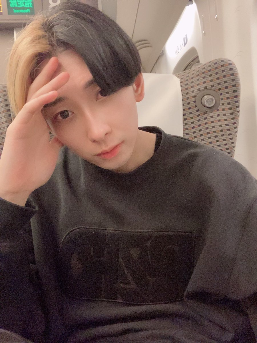hikaru_casalert's tweet photo. ���幹線暇すぎて自撮りしてた人 https://t.co/jiyrSlC1sX