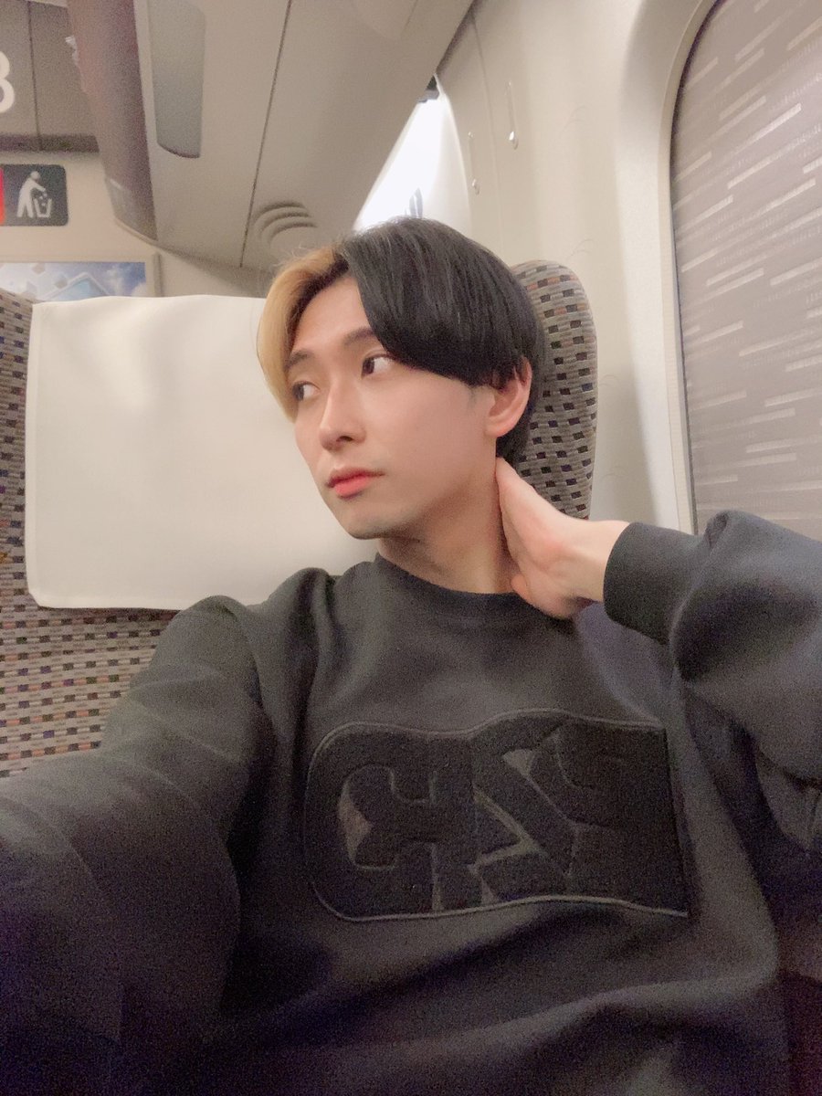 hikaru_casalert's tweet photo. ���幹線暇すぎて自撮りしてた人 https://t.co/jiyrSlC1sX
