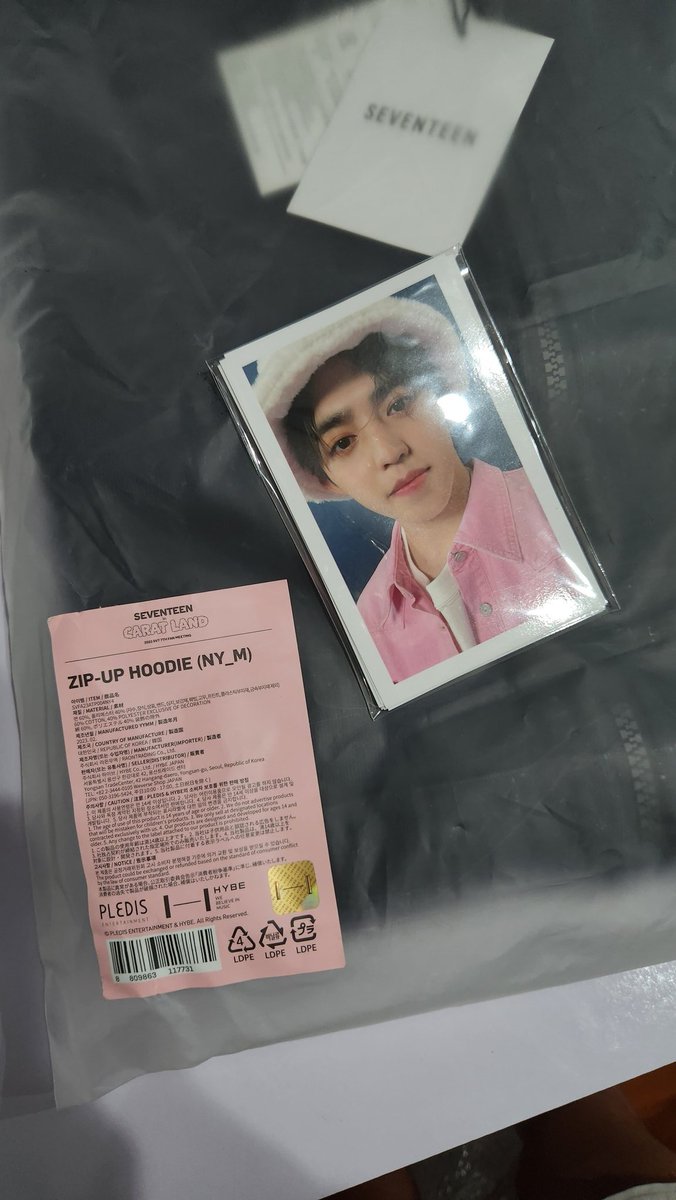 jakeismybubu's tweet photo. ㅡ #RinMails ♡
Saturday's great way of waking me up! My SVT CL23 Zip-Up hoodie is here na 😭 tysm @sellestials for the smooth transaction 💗
#Sellestialfeedbacks ✨ https://t.co/OuATXbYoM4