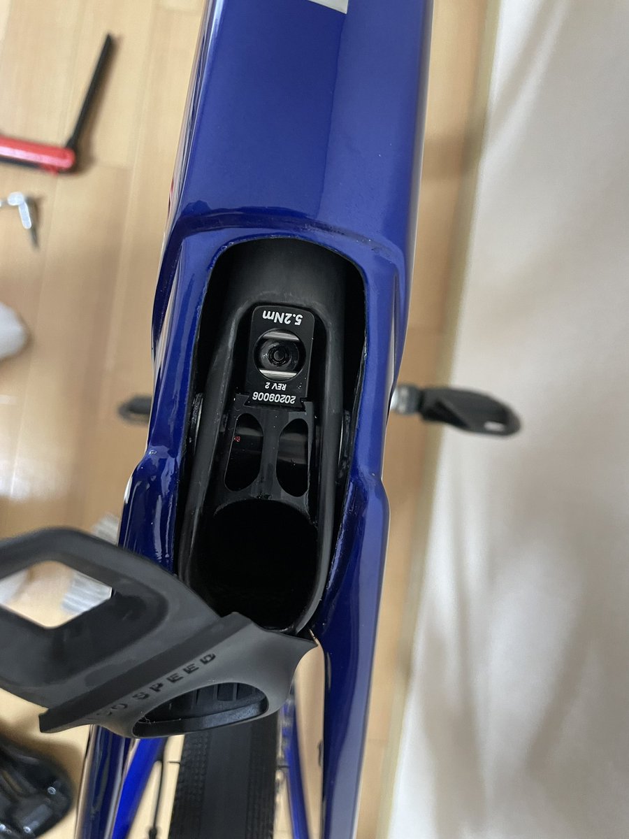 m5ftg5wn1's tweet photo. サドル高さ調整のついでにシートピラーを抜いてちょろっと中を見てみた。
ISO-SPEEDの構造がどうなってるのかなと思って。
ベアリングが軸になってシートピラーがしなる、って言うことだけど、どこが遊びになってしなるのか、ちょっと見ただけではわからないなぁ。
#TREK
#DOMANE
#ISOSPEED https://t.co/O0jKPgibQ2