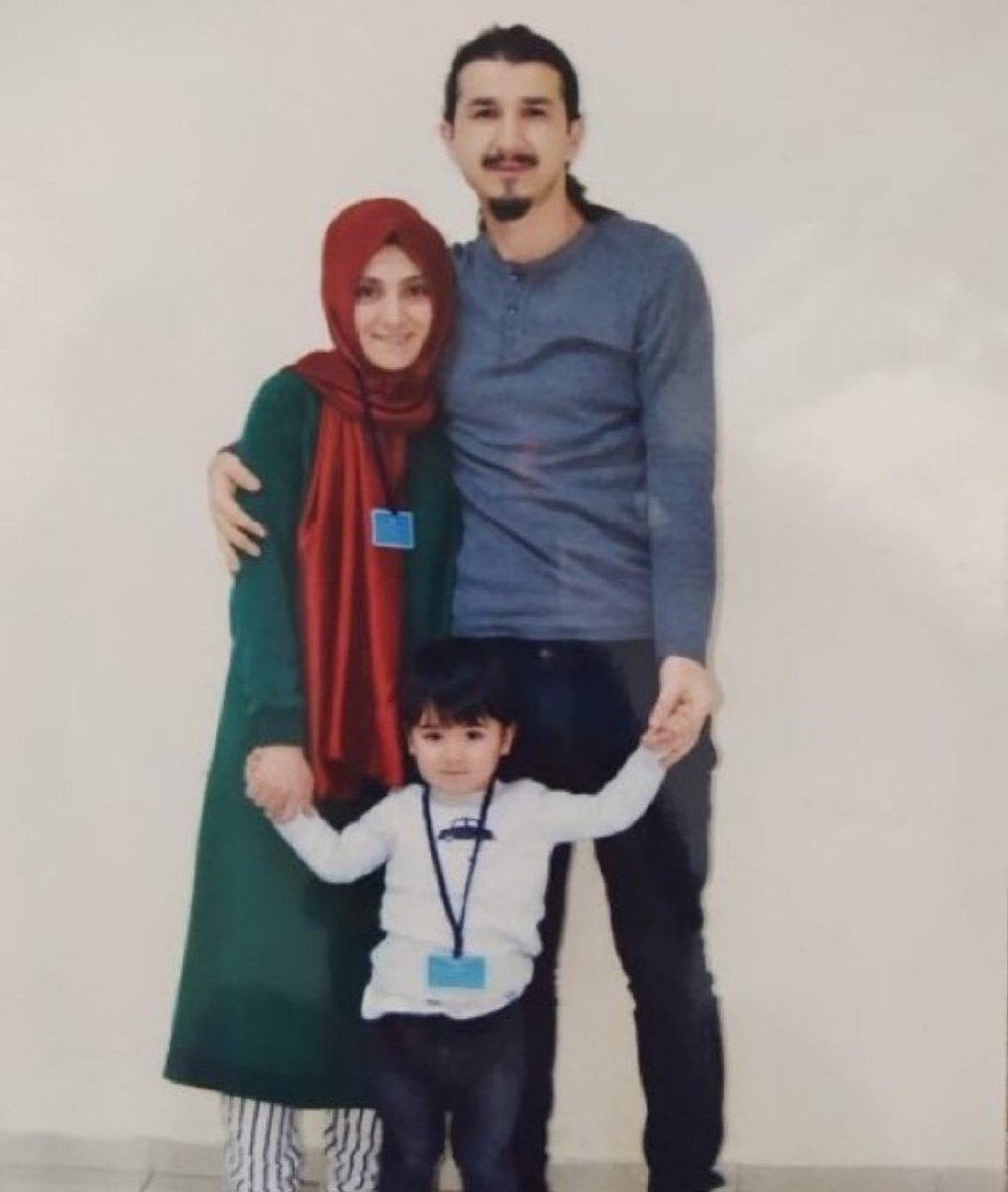 SurgundeKatip's tweet photo. Canım Betül'üm. Dosyasının oynandığını öğrendiği gün bana gelmişti. Şaşkın ve endişeli. Ah  çok  ağladı kuzum. "Abla anlatsana içeriyi, ben yapabilir miyim oğlumla orada" diye sordu defalarca  Yapmayın beyler, ahı ağırdır mazlumun. #kadinlaraadaletistiyoruz #KHKlıTarihiSeçimde https://t.co/5ye0vKr5qA