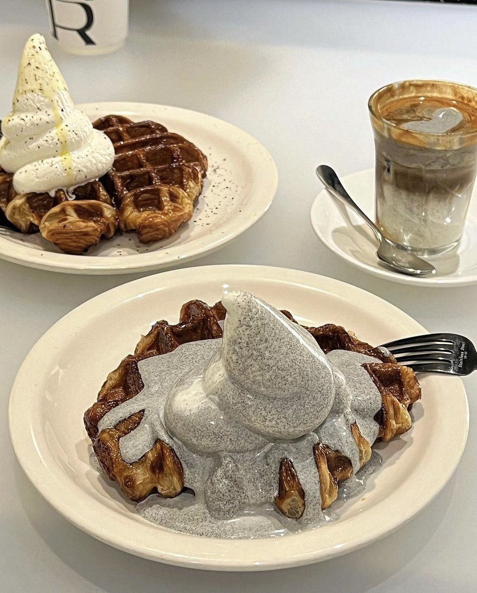 unnie_review's tweet photo. ᐯETIᐯEᖇ ☕️ อีกหนึ่งคาเฟ่ชื่อดังย่านซองซู ที่ต้องไปให้ได้✨😆 เด็ดทั้งครอฟเฟิล ทั้งซอฟต์ไอศครีม🍦🧇 Signatureที่นี่คือซอสงาดำที่ราดบนไอศครีมนมอีกที👏🏻

📍베티버 성수
서울 성동구 성덕정11길 18

🚝 성수역 Seongsu station ทางออก3

#รีวิวเกาหลี #รีวิวคาเฟ่ #คาเฟ่เกาหลี
@Review_korea https://t.co/MOUyFlNv5D