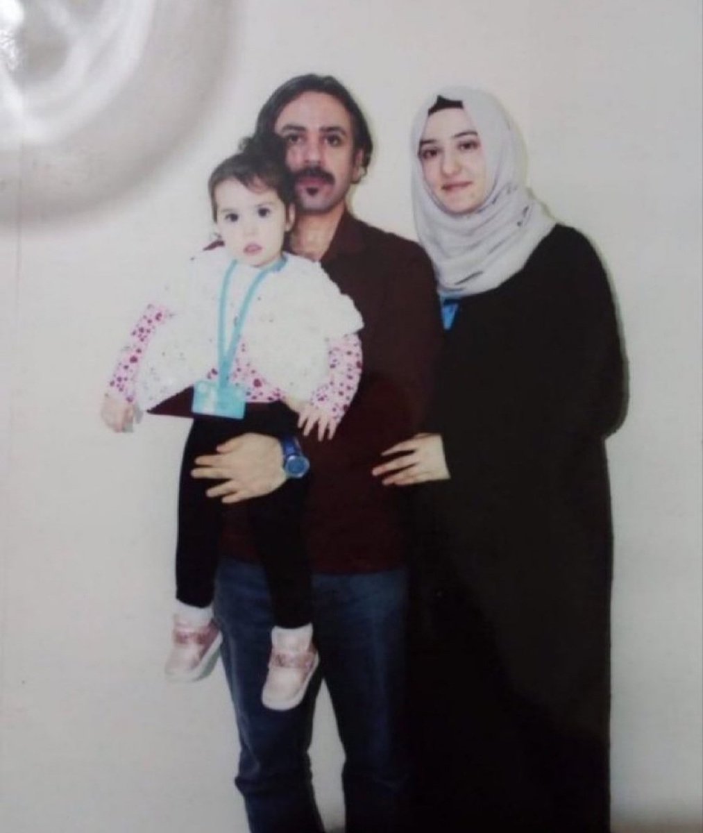 Zulülalim kücücüktü koğuşa geldiğinde. Sonra annesi ile hükümlü tahliye oldular. Dosya onandı yine hapsedildiler. Sonra Zülal 6 yaşına gelince tahliye edildi. Baba Afyonda  anne Sakranda Zülal ise bazen komşu kadında bazen dedesinde. #kadinlaraadaletistiyoruz #KHKlıTarihiSeçimde