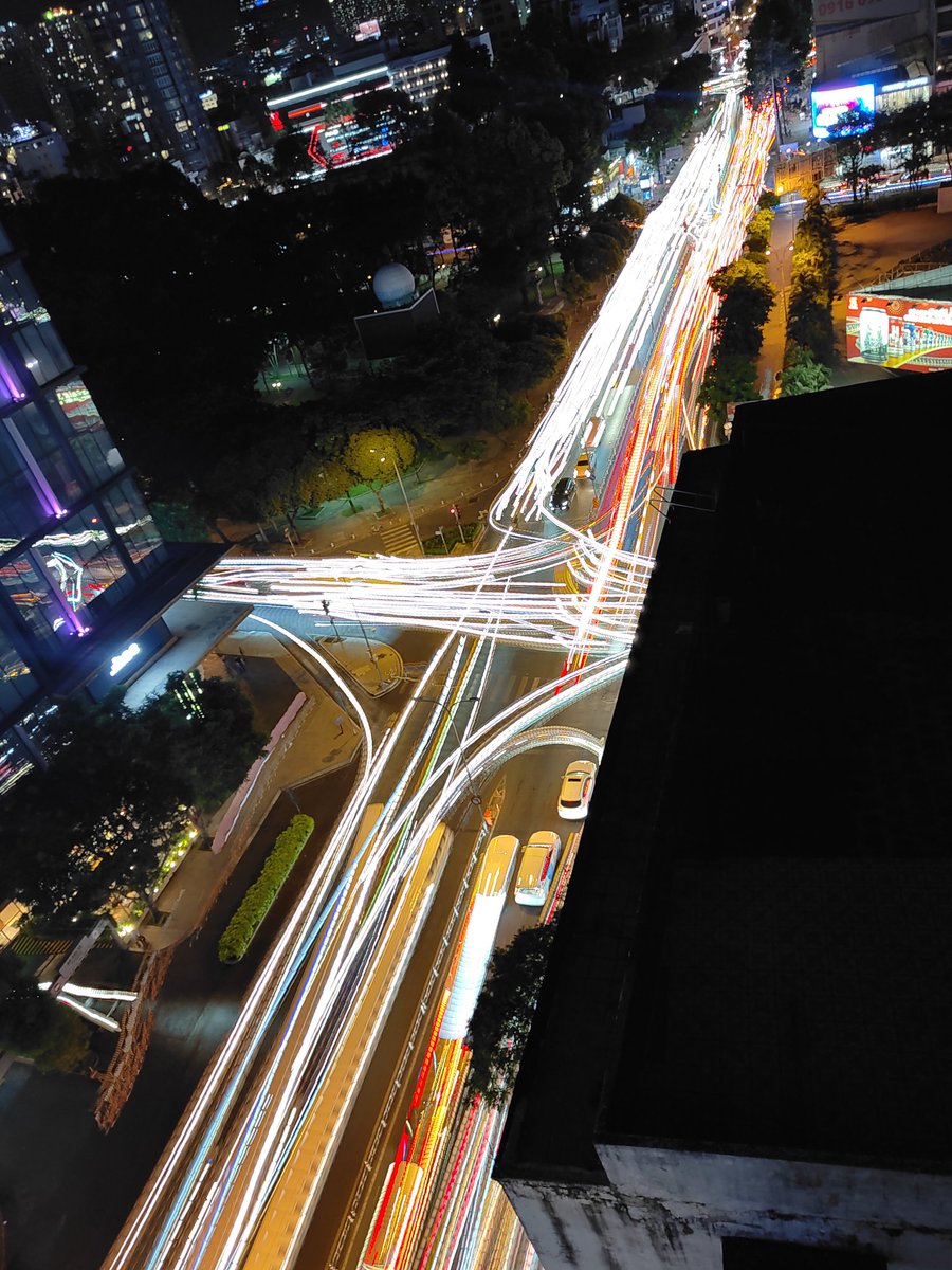 bkannan321's tweet image. Good one. But avoiding lamp post is the best option. I tried this too. After 20 or so attempts got this. 
#oneplus9RT