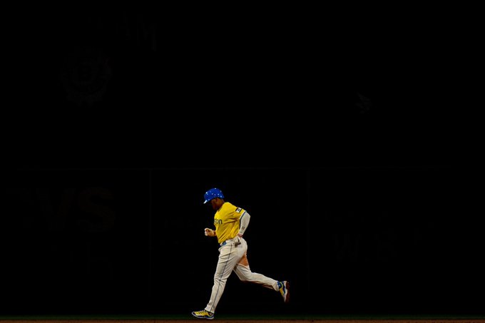 people said the LED lights at fenway were going to cause bad in-game photos, lmao https://t.co/oRas5