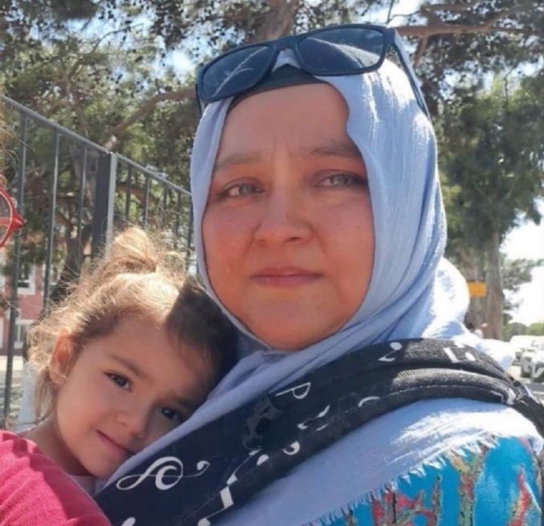 SurgundeKatip's tweet photo. Sümeyye, güzel kardeşim benim. Önce 2 yavrusundan ayrı kaldı. Sonra hükümlü tahliye edildi. Bir tane daha yavrusu oldu. Şimdi ise onunla birlikte hapsedildi. Beyler yapmayın! Mazlumun ahı ağırdır.  #kadinlaraadaletistiyoruz #KHKlıTarihiSeçimde #Secim2023 #cezaevleriafbekliyor https://t.co/coB4tusn6N