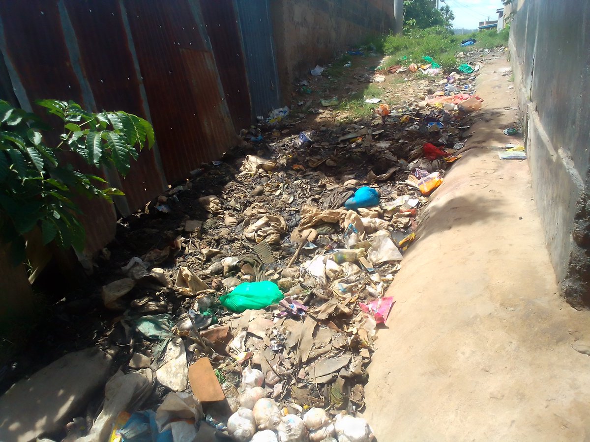 Omollojnr01's tweet image. Poor waste disposal within the settlements a vulnerability to most people within the slum areas. #VulnerabilityMapping. Clean up exercises can be of help @Wanavijiji_sdi @KisumuCountyKE @masenoUni_ @WeAreVCA @KJamtaka @LumbaOyuko @WKodula @knyambuga