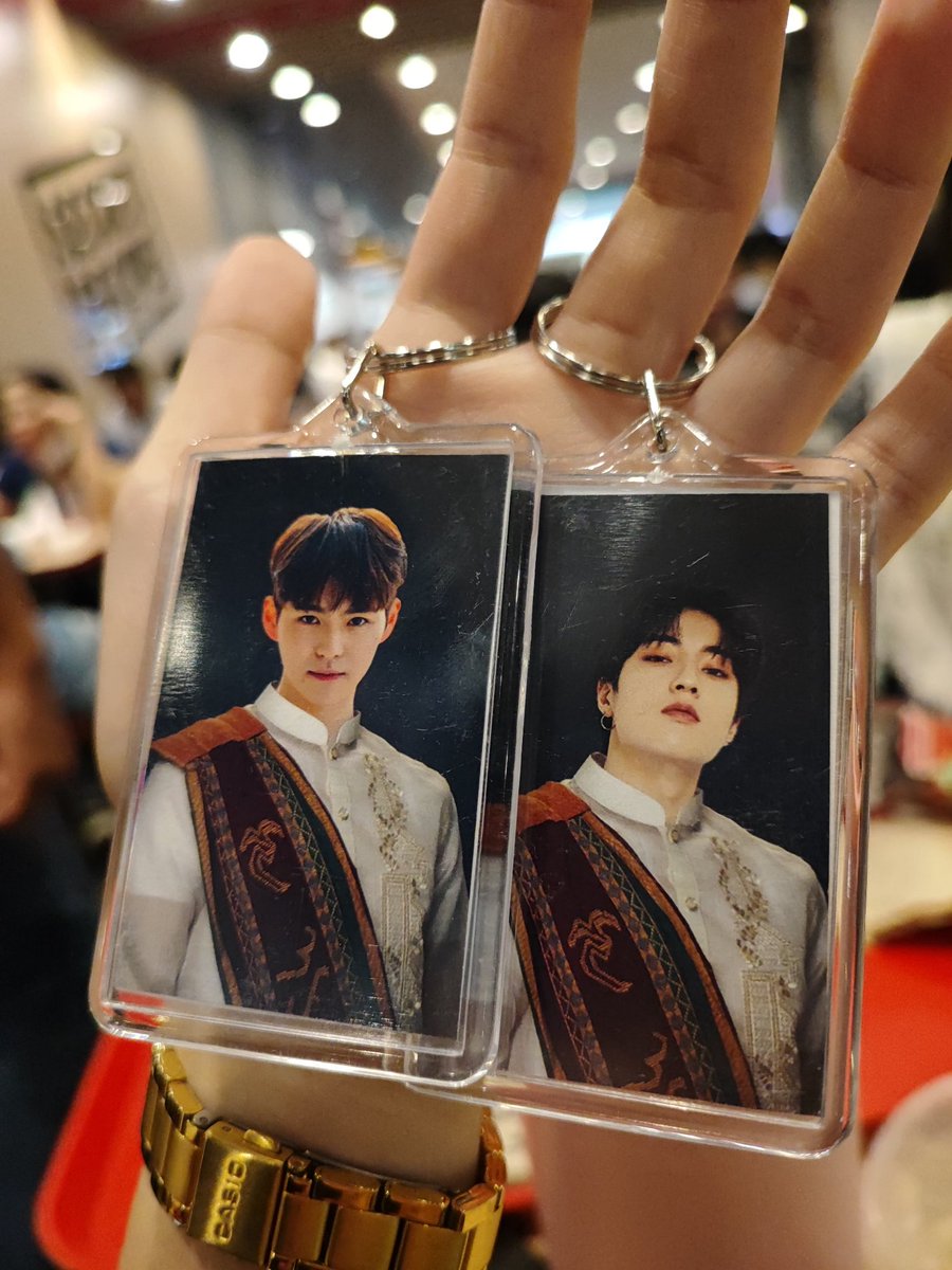 daeppop_merchph's tweet photo. Treasure members wearing sablay 😱😱 bagong graduates yern?!! Keychains are now available  🛒 meet us at coffee bean see yeaaah 🤍💙 

#TREASURE_HELLO_IN_MANILA #TREASUREinManila https://t.co/7UB0A2tpC3