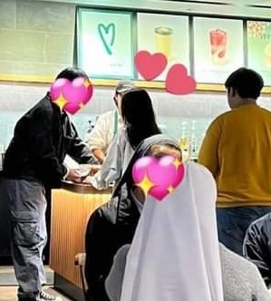 izechichi143's tweet photo. lee so-e spotted at starbucks🫠🥲 sadly OP only shsred this behind photo of her🥲 anyone in korea who sees Lee So-E please update with front view please🥲🥲🥲 we badly need it. Sa starbucks ka lang pala matatagpuan  #LeeSoE https://t.co/Qlzo24uUM4