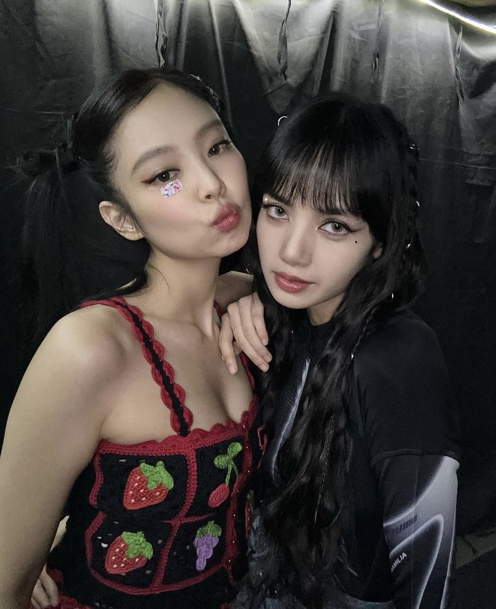 into_jennie's tweet photo. I wanna join Twitter follow party for our girls #JENLISA. I need to reach 500 followers to bypass spam filter. Trust me, I will follow back. Please RT to help me. Thank you !! ONLY JENLISAS !!

#JENNIE #LISA #JENLISA #JENLISAISREAL https://t.co/dzyJDTARU0
