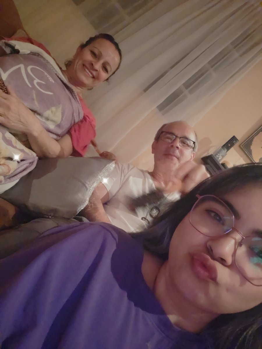 imzindana's tweet photo. Una de mis actividades favoritas <3 ver finales de #LLA con mis papás 💕 que son full fans del lolcito uwu #finalLLA https://t.co/QIgysPPNJg