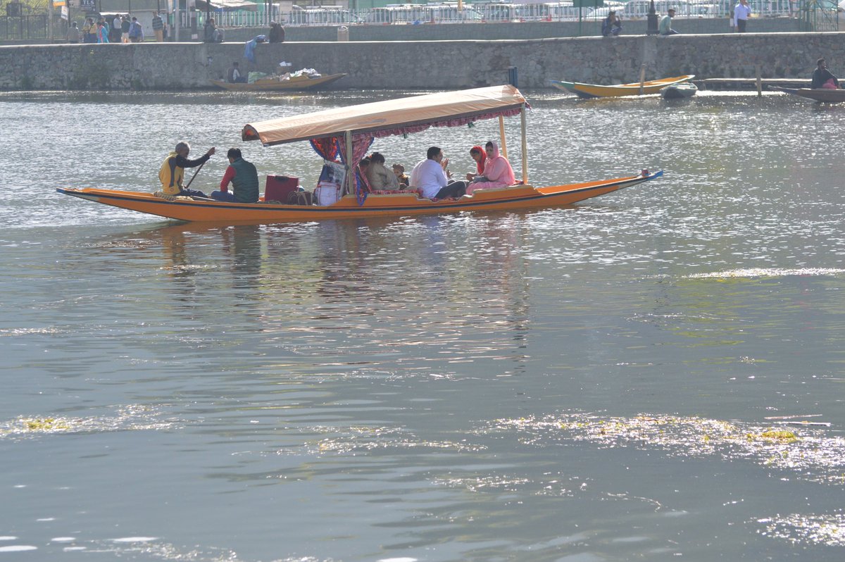 #Kashmir through my 📷 : In the lap of Zabarwan range lies the famous 'DAL LAKE' ; an important spot for tourism & recreation at #Kashmir . Visitors enjoys the Shikara ride & also relaxing on the water in a houseboat . #YehKashmirHai #DekhoApnaDesh #IncredibleIndia 😊❤️ Contd..