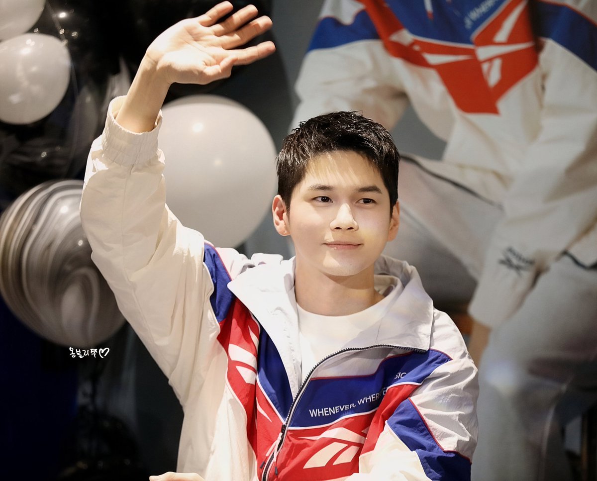 230414  리복팬싸인회

떵우🐿 안녕~  
멀리서있는 위로들한테까지도 다정하게💕

#옹성우  #ONGSEONGWU #옹널평사
#REEBOK #리복