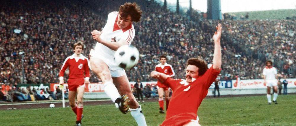 EffzehRetro's tweet photo. 4️⃣ 5️⃣ years ago, the 1. FC Köln won the DFB Cup for the third time. 

The 2-0 victory against Fortuna Düsseldorf ensured the FC the league and cup double in the 1977/78 season ! #effzeh #fckoeln https://t.co/dBm6uqd04p