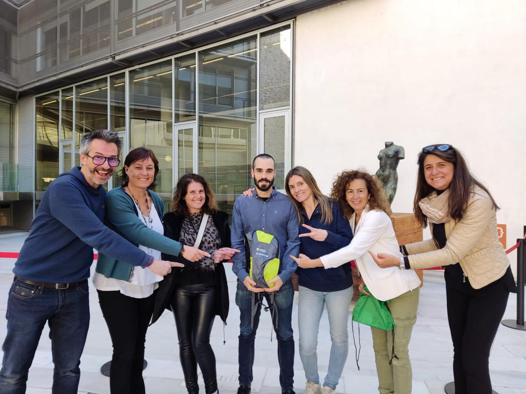 anna_juliacamps's tweet photo. 🧎♀️🧎♂️Finalitzem la #setmanasaludable de
@gencatgirona
x celebrar #DMAF2023 amb sorteig lot a participants de les pauses actives.
Gràcies @laia_co , @Sumpci
@mrubinatm, @martivlvrd i equip @esportcat Girona per fer-ho possible
Gaudeix la vida! #PosatenMarxa ❗ https://t.co/XrX2qVXY2d