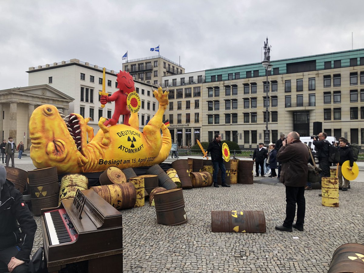 voixdunucleaire's tweet photo. Aujourd'hui à #Berlin, la multinationale #greenpeace et ses alliés antinucléaires célèbrent le fait de participer à plus de pollution de l'air et des eaux, à l'aggravation du réchauffement climatique, et d'avoir rendu l'#Allemagne plus dépendante du gaz russe. https://t.co/gDlU9DMYev