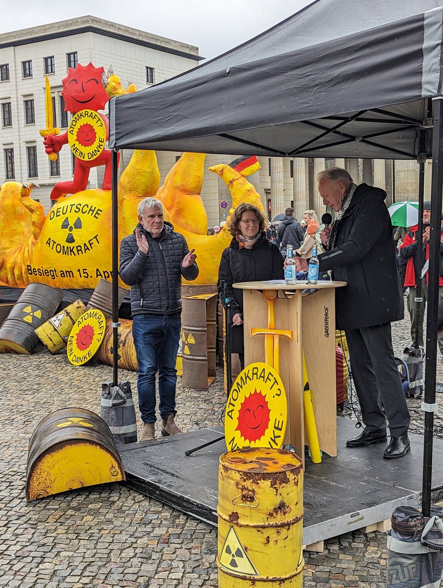 voixdunucleaire's tweet photo. Aujourd'hui à #Berlin, la multinationale #greenpeace et ses alliés antinucléaires célèbrent le fait de participer à plus de pollution de l'air et des eaux, à l'aggravation du réchauffement climatique, et d'avoir rendu l'#Allemagne plus dépendante du gaz russe. https://t.co/gDlU9DMYev